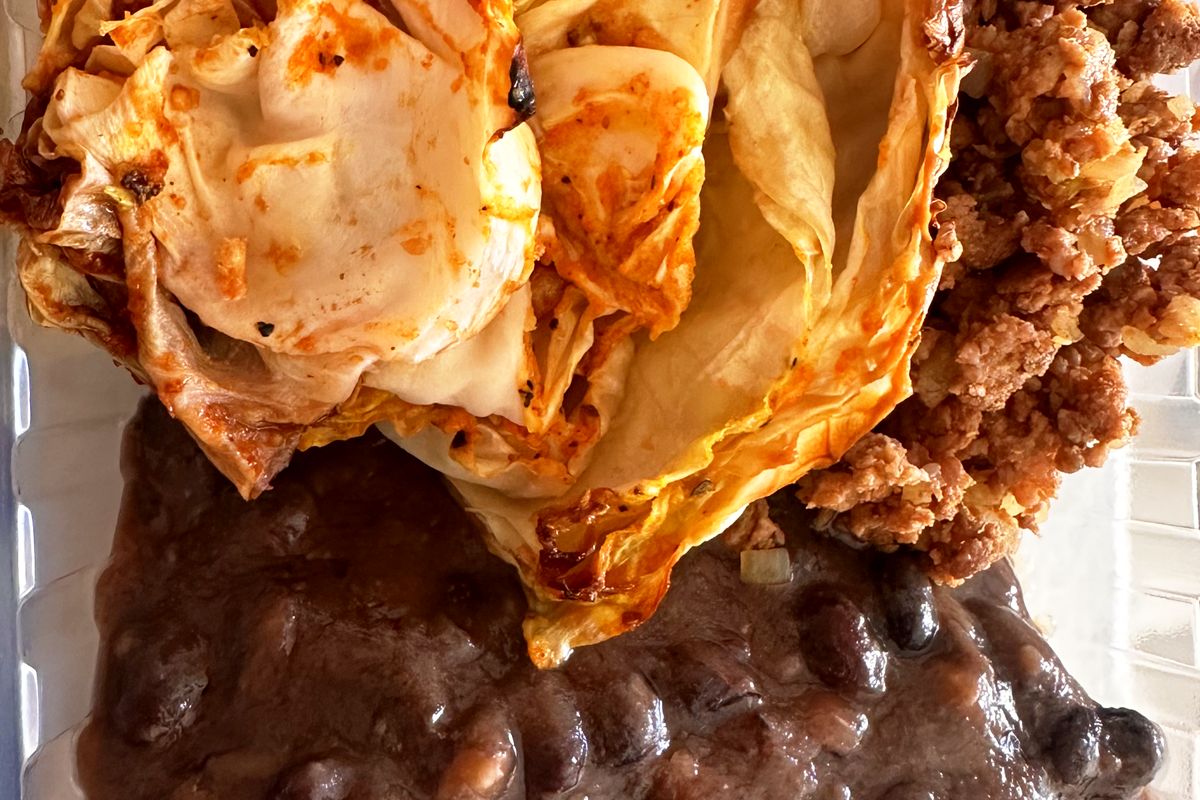 Marmita de carne moída com repolho assado